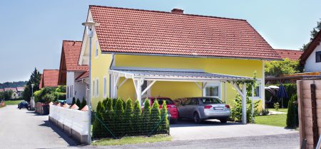 Modernes Carport weiß